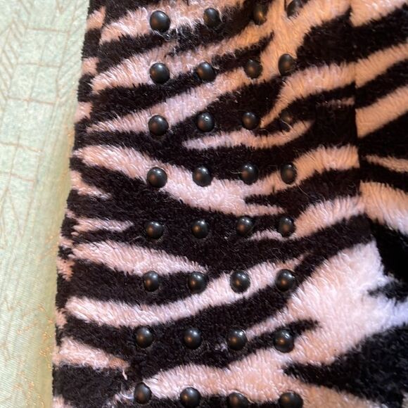 SIZE 7-8 Zebra slippers Bedroom/House shoes, plush black,white & pink, non-skid - Picture 4 of 8